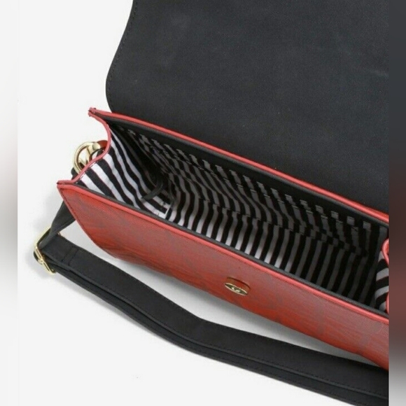 🆕️🖤❤Disney Red And Black Logo Debossed Crossbody Bag - Loungefly NWT - Picture 3 of 6